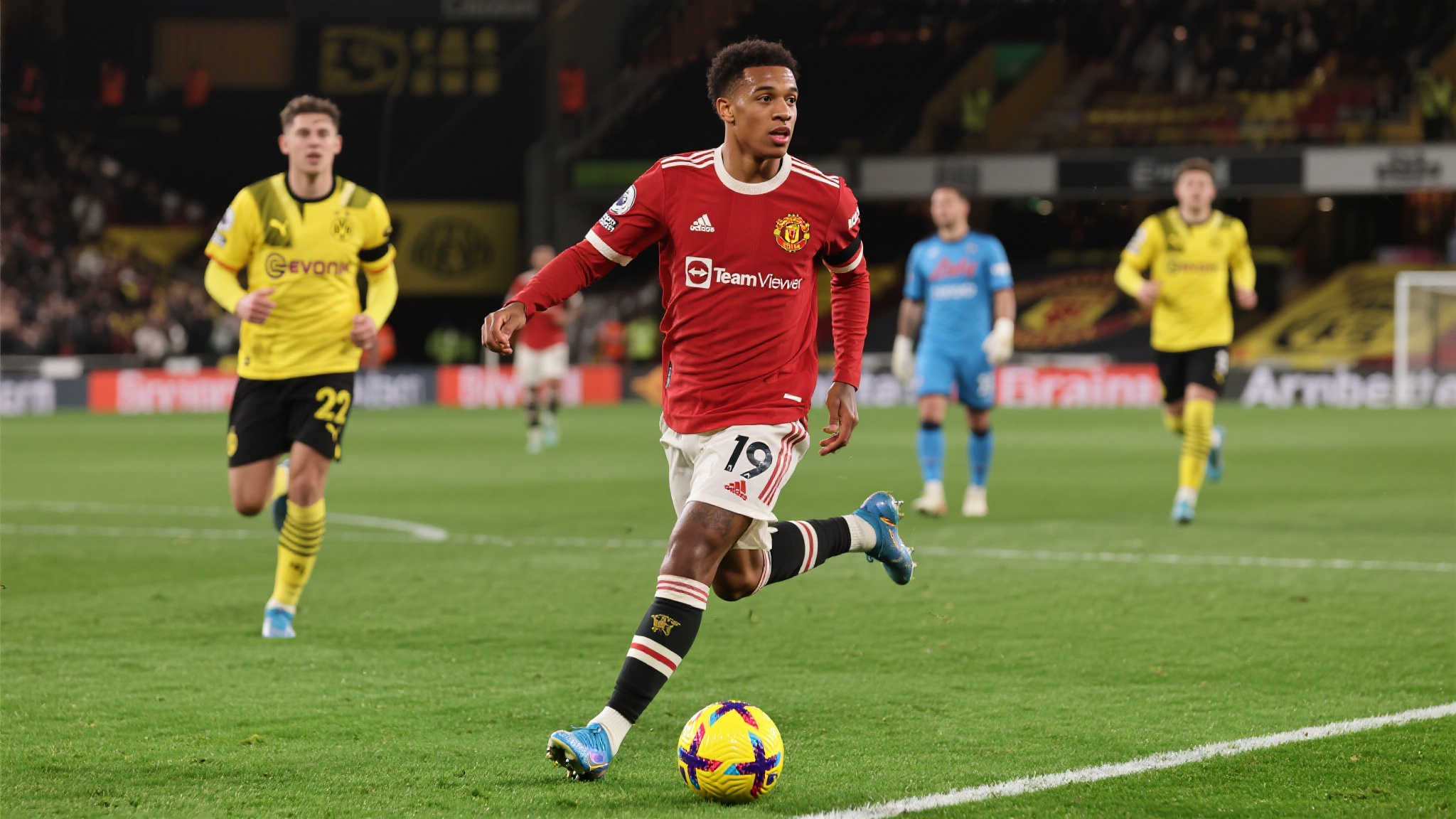 英媒:桑乔引多特、那不勒斯与米兰等队争相关注 在英超联赛风云激荡的新赛季,曼联球星杰登·桑乔无疑